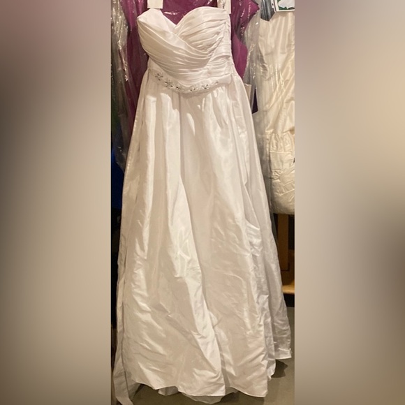 Impression Bridal white a-line taffeta wedding gown - Picture 4 of 9